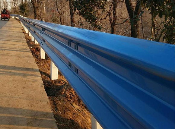 蚌埠公路波形护栏板的优点